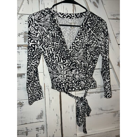 Lilly Pulitzer Wrap Top Black White Floral Retro V Neck Sz XSmall Blouse NWOT - Picture 3 of 10